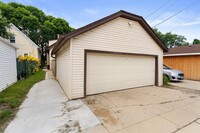 2132 S 75th St, Unit 2132 in West Allis, WI - Foto de edificio - Building Photo