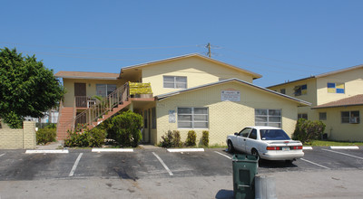 Cresthaven in Pompano Beach, FL - Building Photo - Building Photo