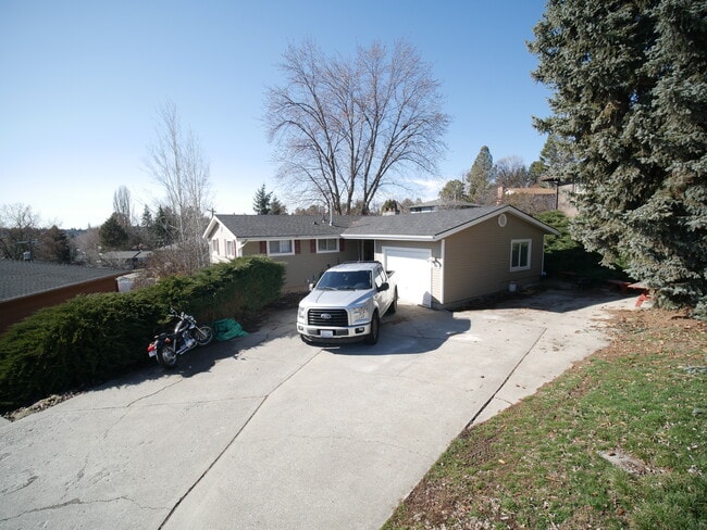 1423 NW Kenny Dr in Pullman, WA - Foto de edificio - Building Photo