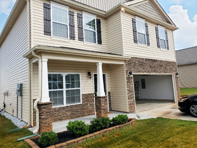 814 Hillsdale Ave in Lyman, SC - Foto de edificio - Building Photo