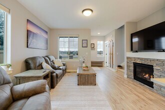 4392 SW Canal Blvd in Redmond, OR - Building Photo - Building Photo