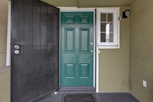 213 7th St in Oakland, CA - Foto de edificio - Building Photo