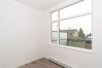 951 Charland Ave in Coquitlam, BC - Building Photo - Building Photo