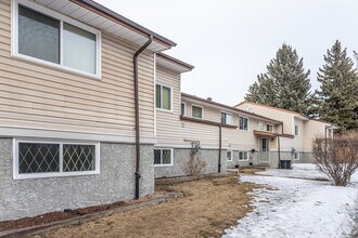 Lakewood Estates in Edmonton, AB - Building Photo - Building Photo