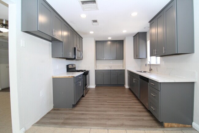 17307 Newmont Ave in Lancaster, CA - Building Photo - Building Photo