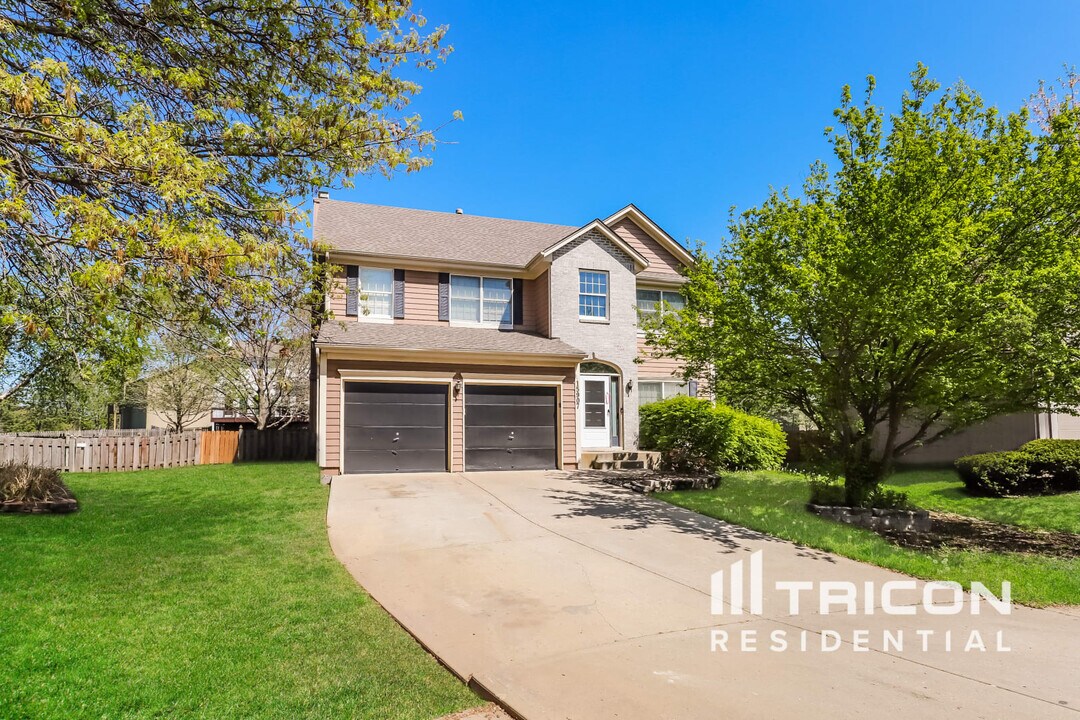 15907 S Stagecoach Dr in Olathe, KS - Building Photo