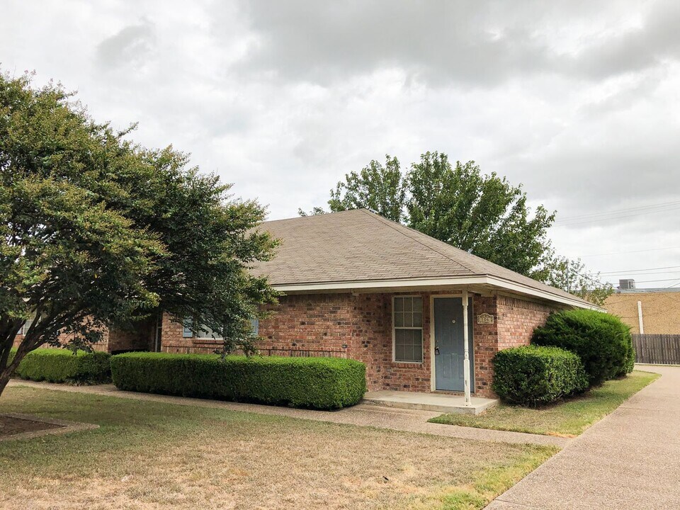 102-106 Romana in Hewitt, TX - Building Photo