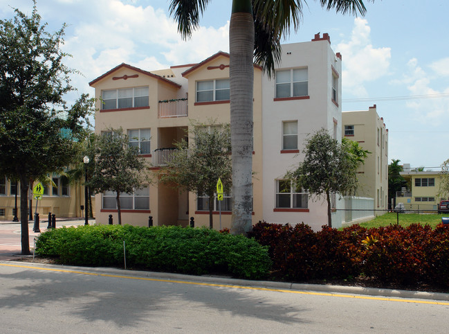 Madison Apartments in Miami Beach, FL - Building Photo - Building Photo