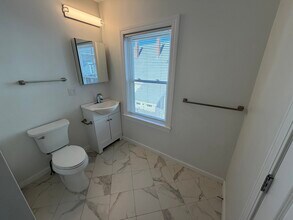 31 Middle St, Unit A in Newton, MA - Building Photo - Building Photo