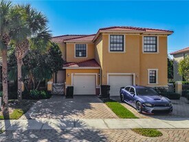 7376 Bristol Cir in Naples, FL - Building Photo