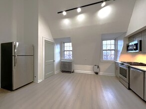374 Burns St in Queens, NY - Building Photo - Building Photo