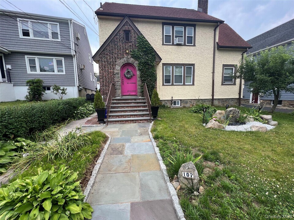 107 Park Ave in Harrison, NY - Building Photo