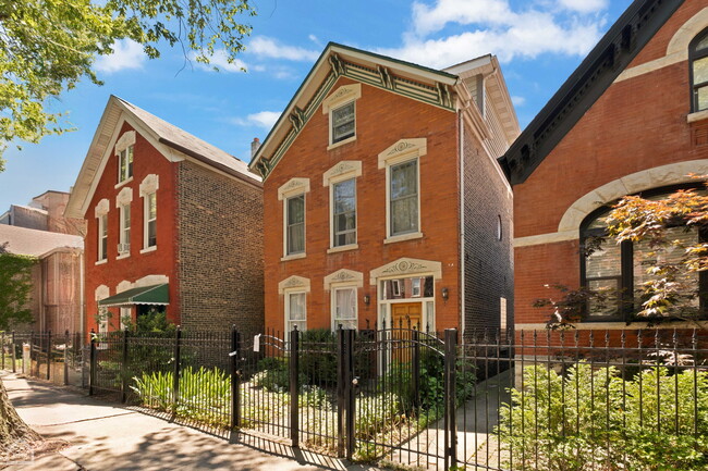 872 N Hermitage Ave in Chicago, IL - Foto de edificio - Building Photo