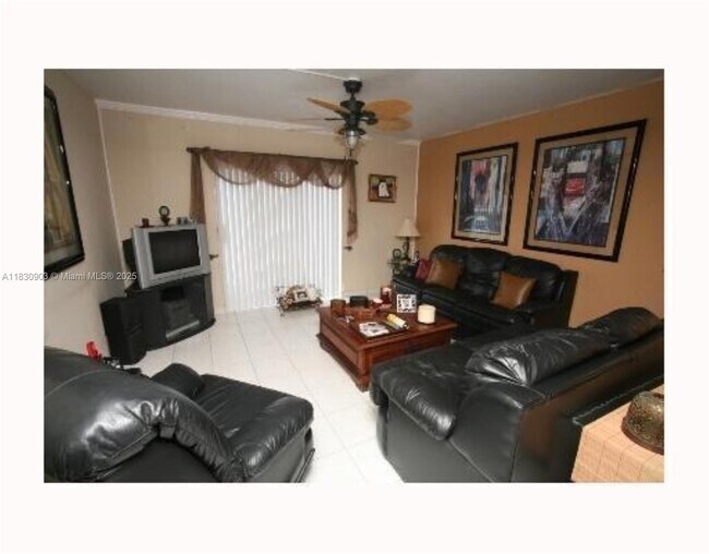 6707 N Kendall Dr in Miami, FL - Building Photo - Building Photo