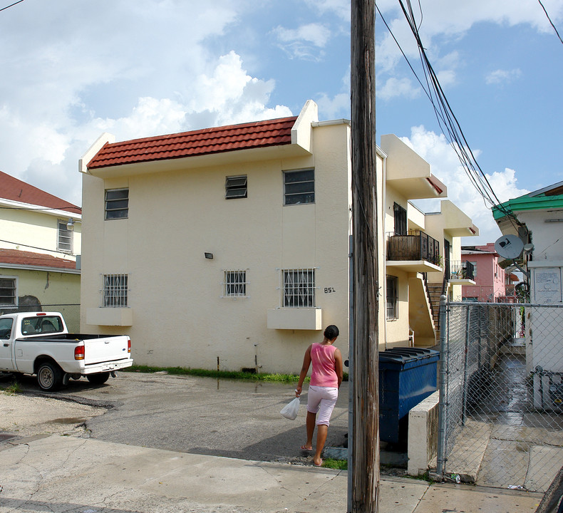 851 NW 1st St in Miami, FL - Building Photo