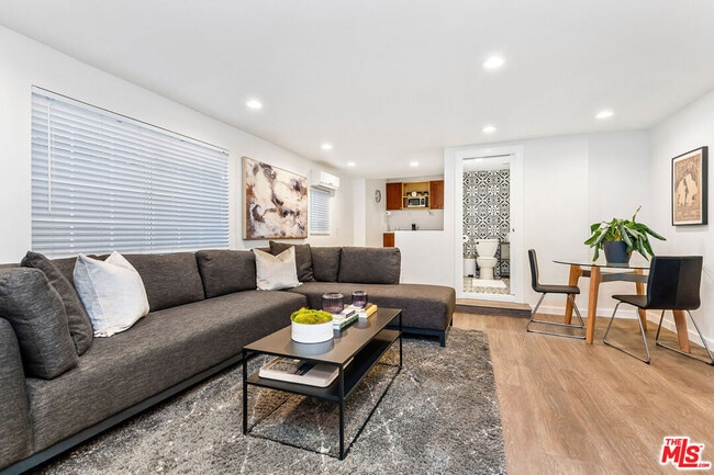 717 Huntley Dr in West Hollywood, CA - Building Photo - Building Photo