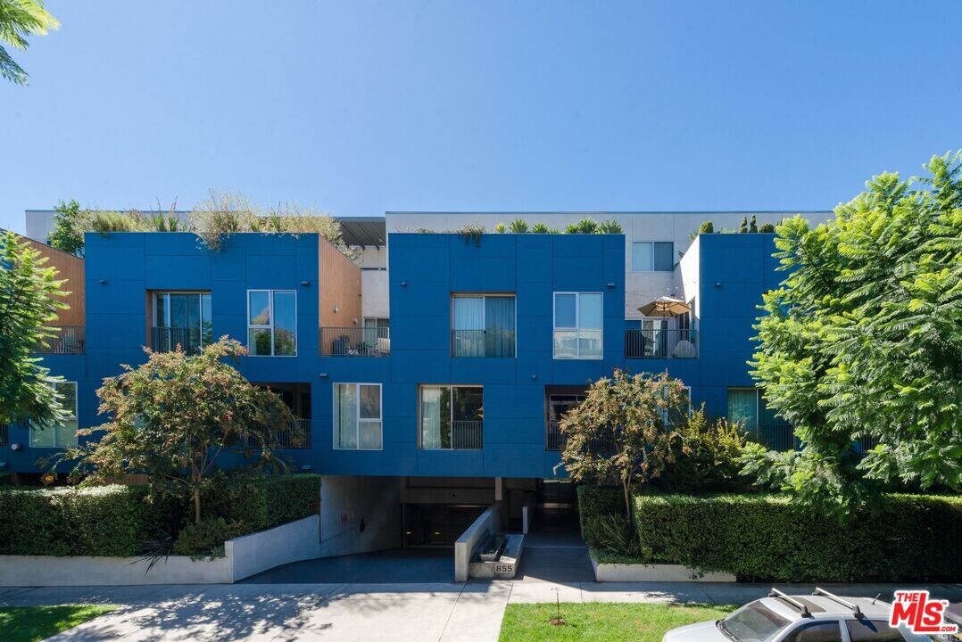 855 Croft Ave in Los Angeles, CA - Building Photo