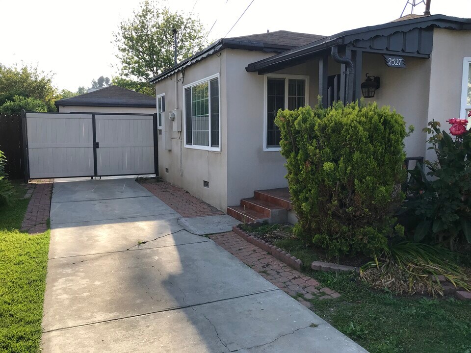 2527 El Paseo in Alhambra, CA - Building Photo