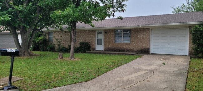 326 S Sealy Ave in Justin, TX - Building Photo - Building Photo