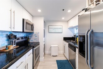 7601 E Treasure Dr, Unit 923 in North Bay Village, FL - Building Photo - Building Photo