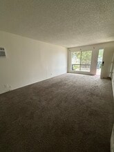 305-302 N Dwyer Pl in Anaheim, CA - Foto de edificio - Building Photo