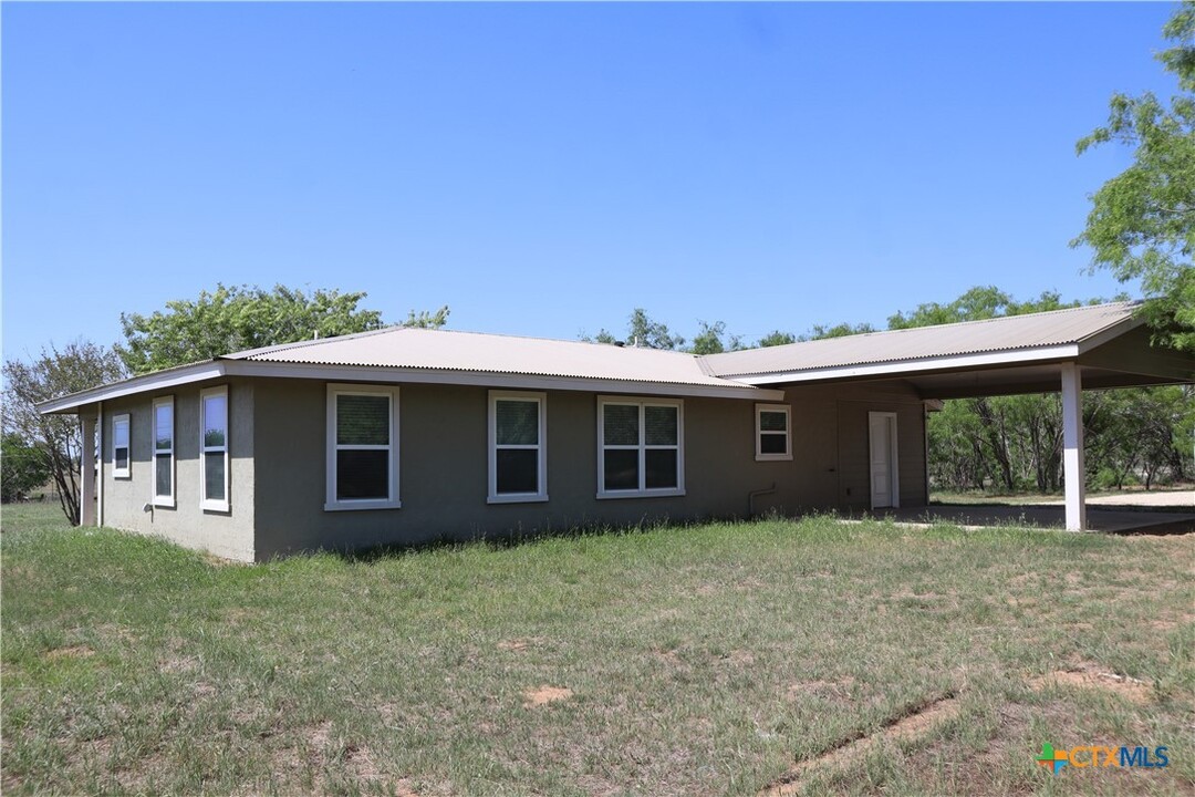 1961 Jakes Colony Rd in Seguin, TX - Building Photo