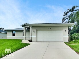 7429 W Cameo Cir in North Port, FL - Building Photo
