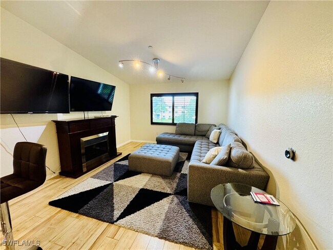 8244 Key Royal Cir in Naples, FL - Building Photo - Building Photo