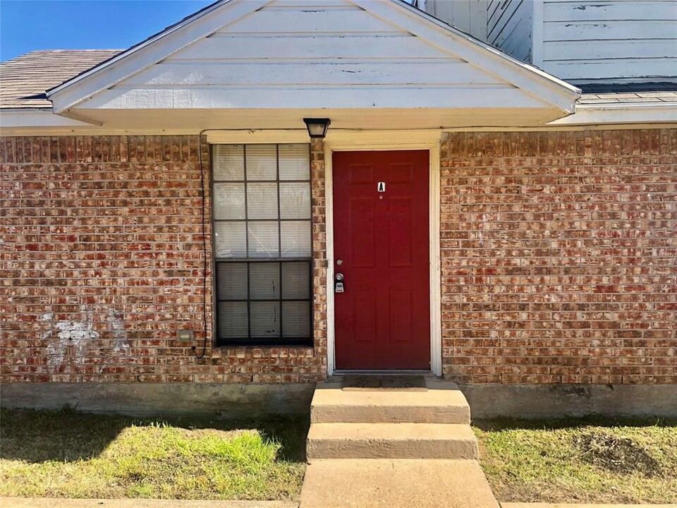 205 Kenney St-Unit -A in Kennedale, TX - Foto de edificio
