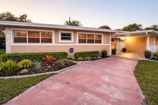 19130 NW 5th Pl in Miami, FL - Building Photo