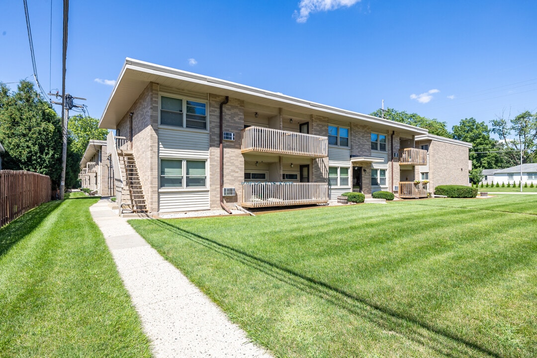 800-820 Delafield St in Waukesha, WI - Building Photo