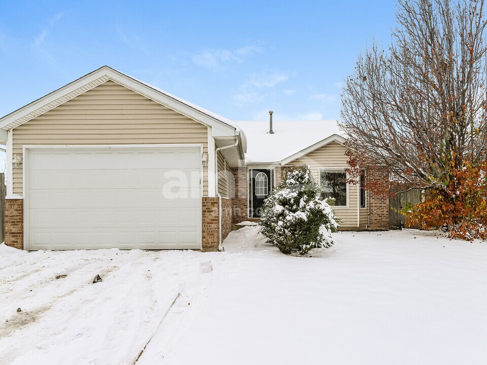 1919 Cumberland Dr in Plainfield, IL - Building Photo