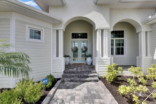 706 Manns Harbor Dr in Apollo Beach, FL - Building Photo - Building Photo