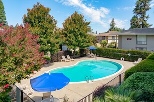 River Cove Apartments in Sacramento, CA - Building Photo