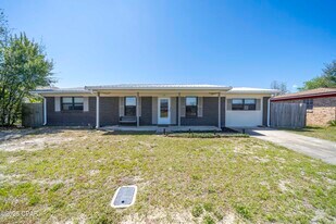 114 S Kimbrel Ave in Panama City, FL - Building Photo