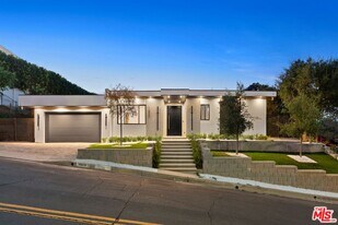 16851 Encino Hills Dr in Los Angeles, CA - Building Photo