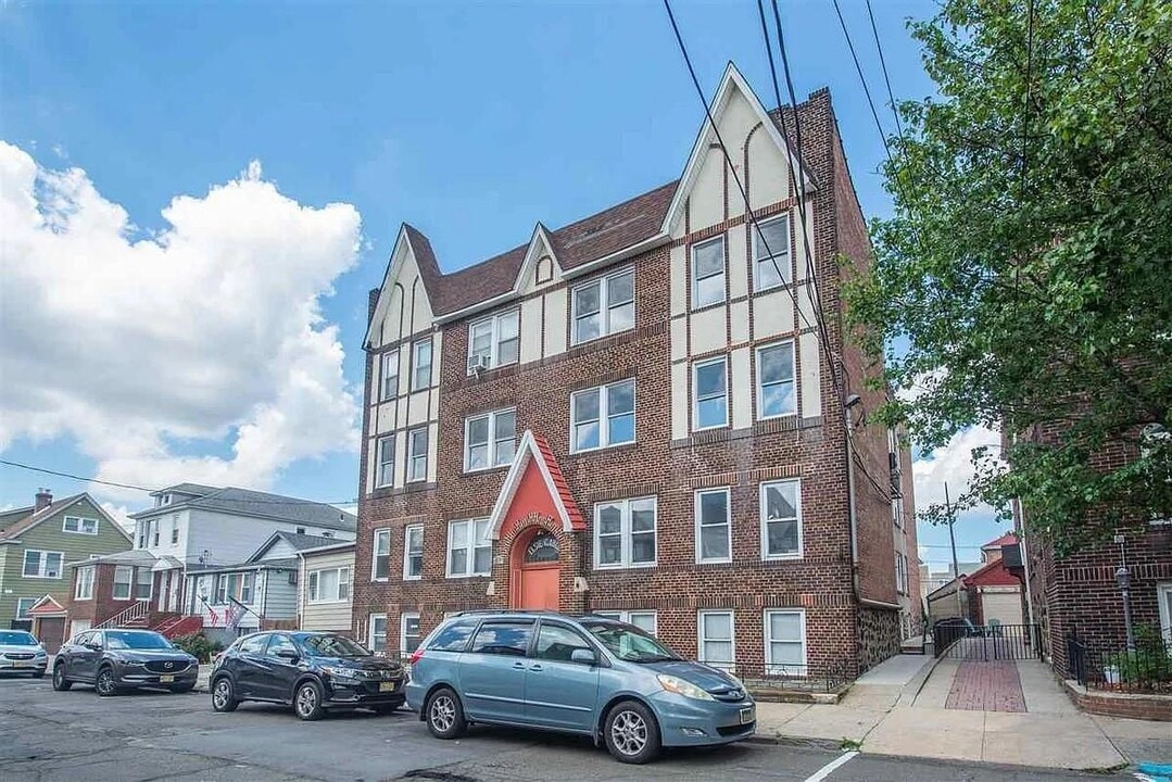 8517 4th Ave in North Bergen, NJ - Building Photo