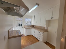 13644 Leadwell St, Unit 644 in Los Angeles, CA - Building Photo