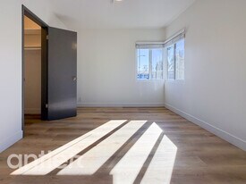 4033 Palmwood Dr in Los Angeles, CA - Building Photo