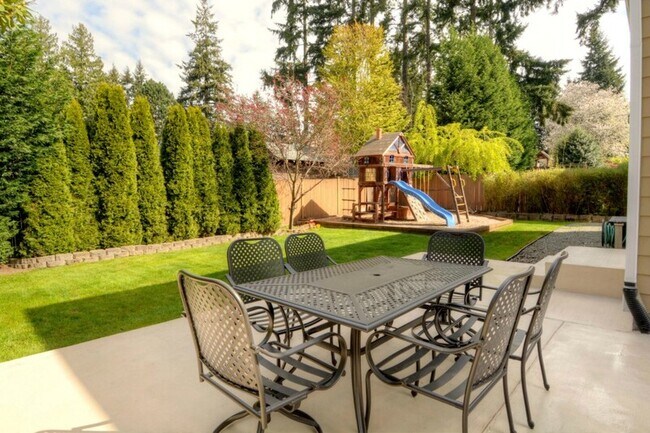 12726 NE 103rd Pl in Kirkland, WA - Building Photo - Building Photo