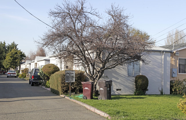 230-250 Smalley Ave in Hayward, CA - Foto de edificio - Building Photo