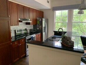 925 Garrett St SE, Unit 215 in Atlanta, GA - Foto de edificio - Building Photo