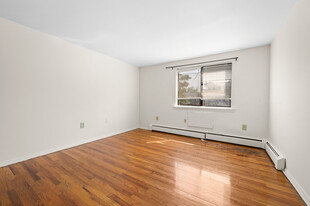 30 Henderson Dr, Unit 8 in East Hartford, CT - Building Photo - Building Photo