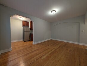 429 W Roscoe St, Unit 105-425 in Chicago, IL - Foto de edificio - Building Photo