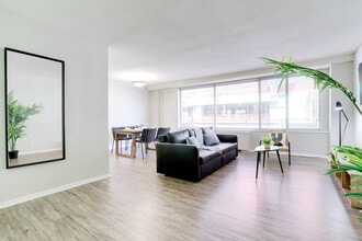 2111 Richmond Hwy in Arlington, VA - Foto de edificio - Building Photo