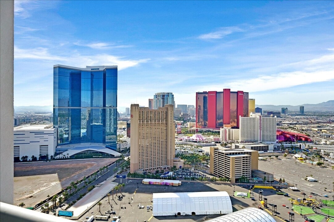 200 W Sahara Ave in Las Vegas, NV - Building Photo