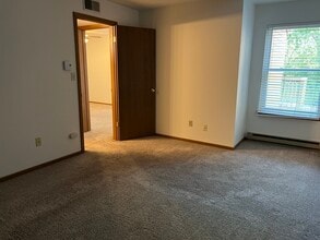 College Court Apartments in Oak Creek, WI - Building Photo - Building Photo