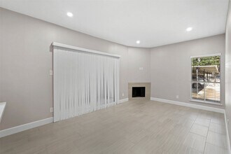 2300 Augusta Dr in Houston, TX - Building Photo - Building Photo