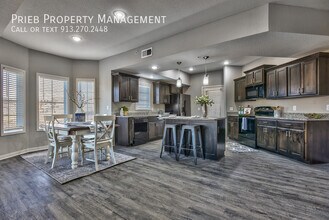 22088 W 123rd St-Unit -101 in Olathe, KS - Foto de edificio - Building Photo