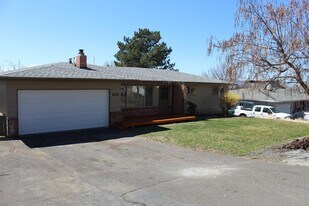 6520 Climax Ave in Klamath Falls, OR - Building Photo